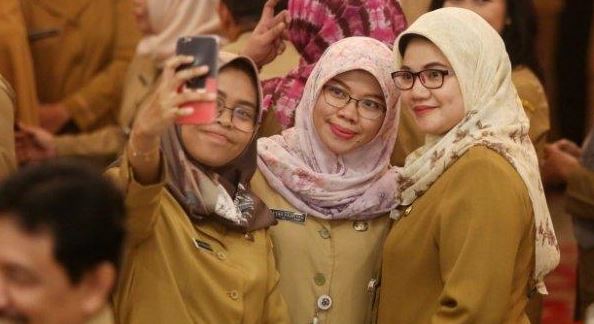 Keuntungan Jadi PNS, Dapat Gaji Ke-13 hingga Tunjangan Pulsa
