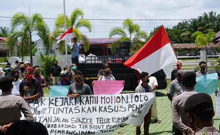 Warga Demo Kejari Aceh Singkil Pertanyakan Kejelasan Kasus Proyek Peningkatan Jalan Teluk Rumbia Rp 21 Miliar