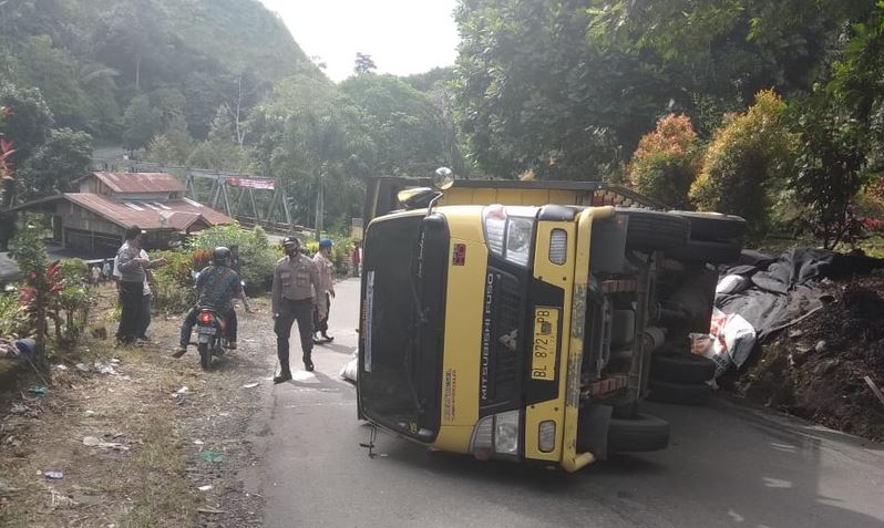 Truk Pengangkut 9 Ton Beras Bulog Terbalik di Bener Meriah