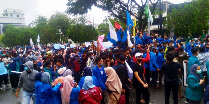Tolak Omnibus Law, Ratusan Mahasiswa Demo ke Gedung DPRA