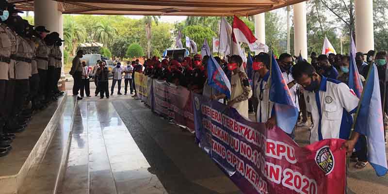 Aliansi Buruh Aceh Unjuk Rasa di Kantor Gubernur Aceh dan DPRA