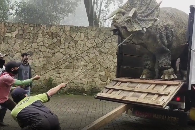 Viral Petugas Turunkan Dinosaurus dari Truk di Medsos, Begini Faktanya