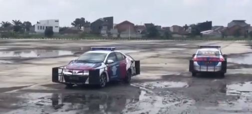 Polisi Indonesia Siapkan Mobil untuk Baku Hantam dengan Penjahat