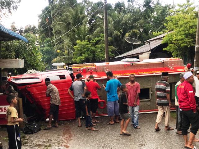 Mobil Damkar Terguling Saat Hendak Padamkan Pohon Kelapa yang Tersambar Pertir di Aceh Utara