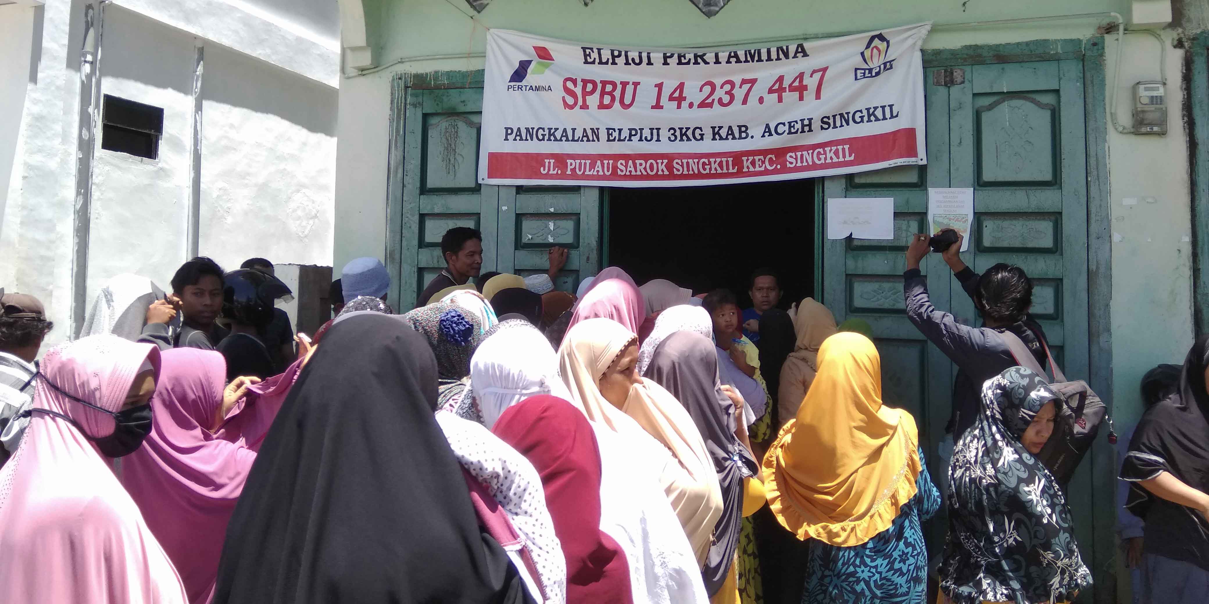 Gas Langka, Warga Rela Berdesak-desakan Antri Beli Elpiji 3 Kg